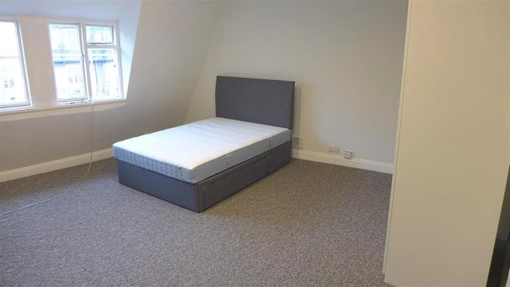 9 bedroom terraced house for rent
