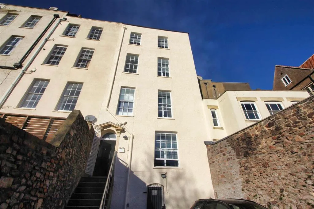 9 bedroom terraced house for rent