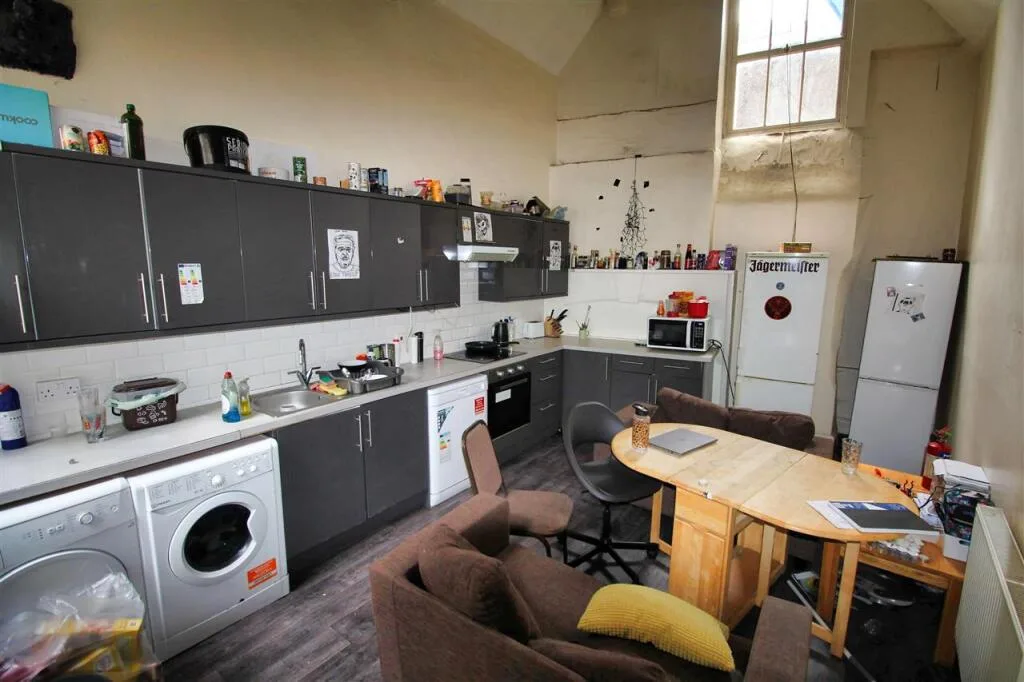 6 bedroom terraced house for rent