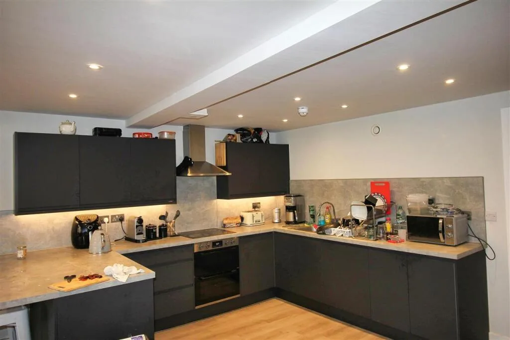 7 bedroom terraced house for rent