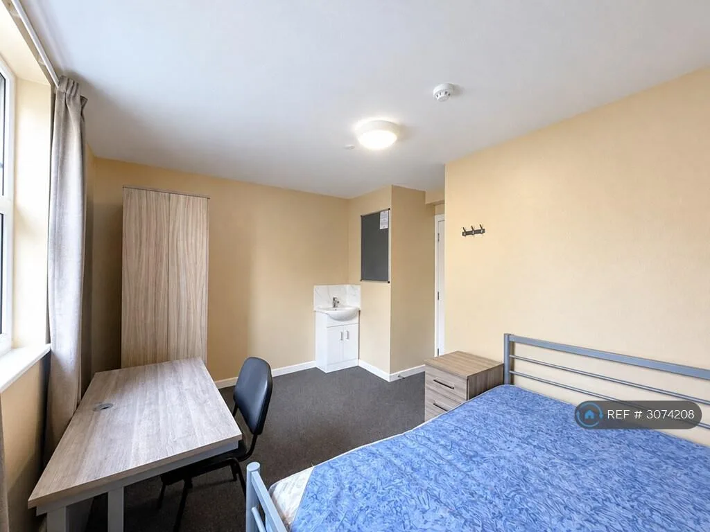 6 bedroom terraced house for rent