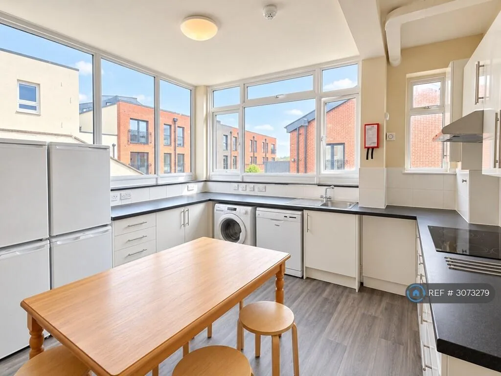 5 bedroom maisonette for rent