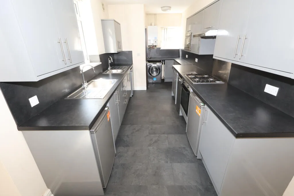 6 bedroom terraced house for rent