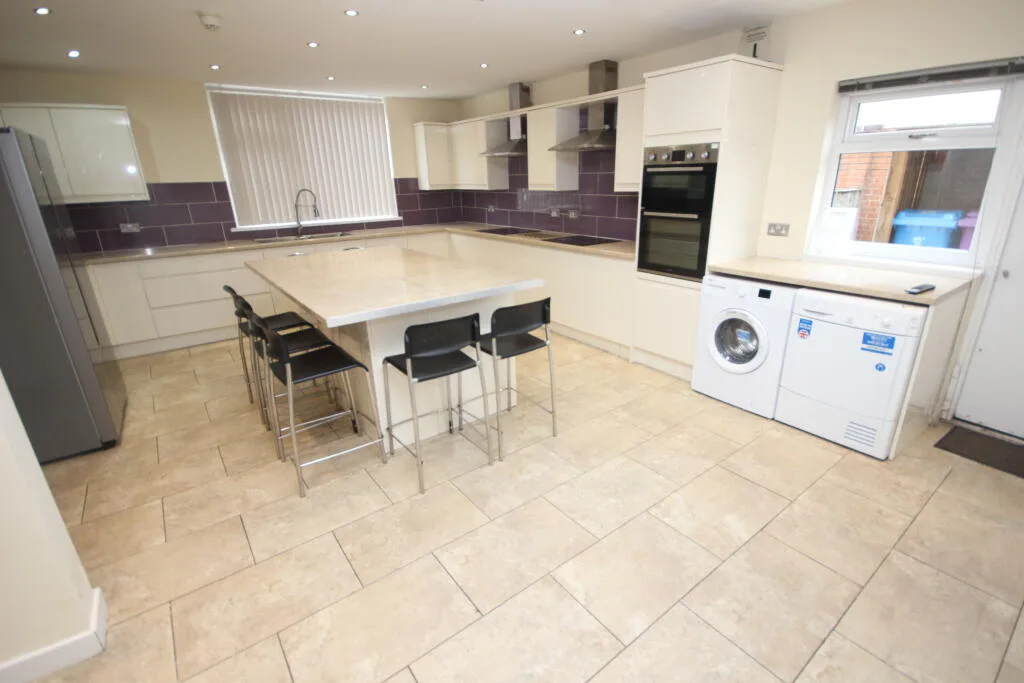 7 bedroom terraced house for rent