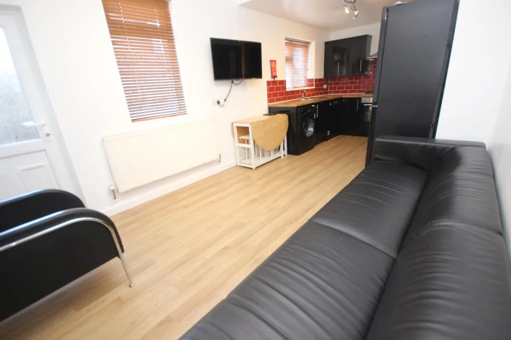 5 bedroom terraced house for rent