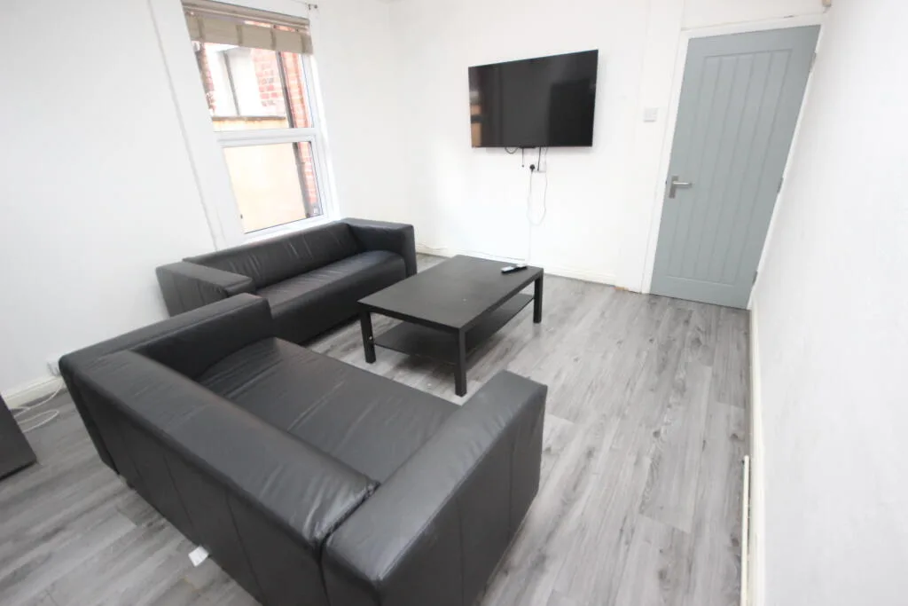 6 bedroom terraced house for rent