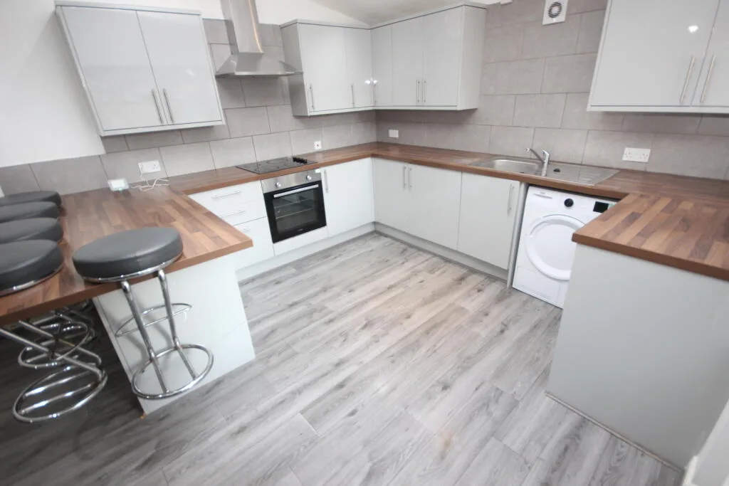 6 bedroom terraced house for rent
