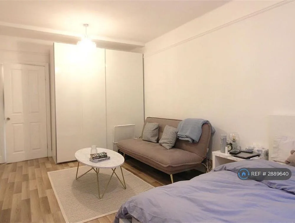 Studio flat for rent