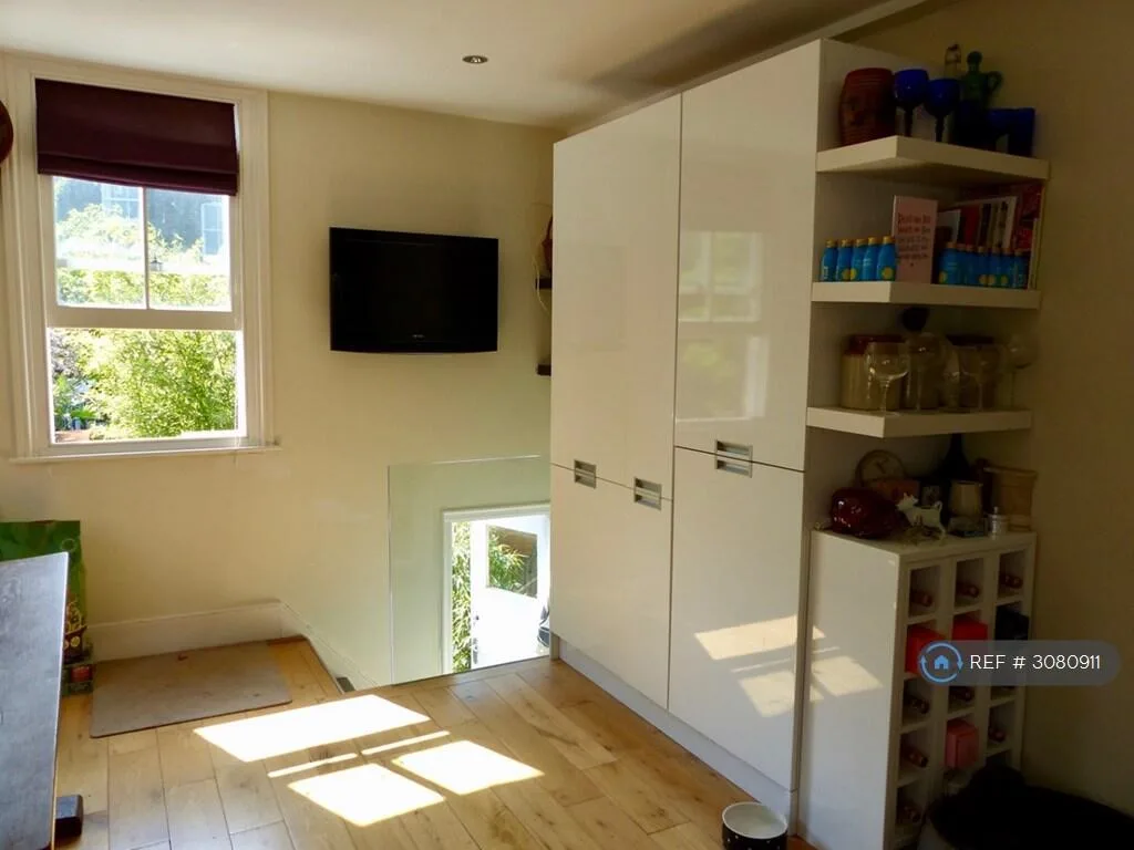 2 bedroom maisonette for rent
