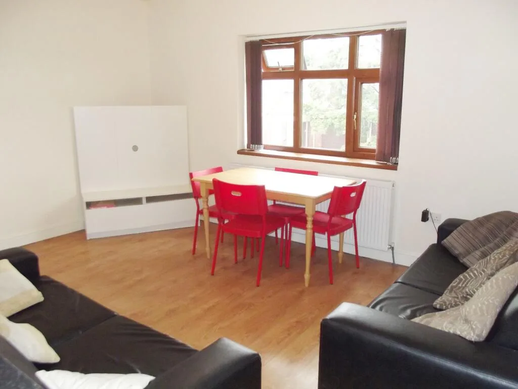 5 bedroom flat for rent