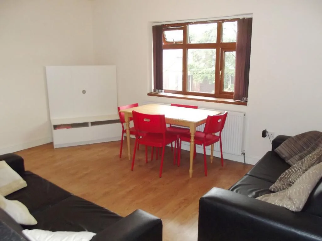 5 bedroom flat for rent