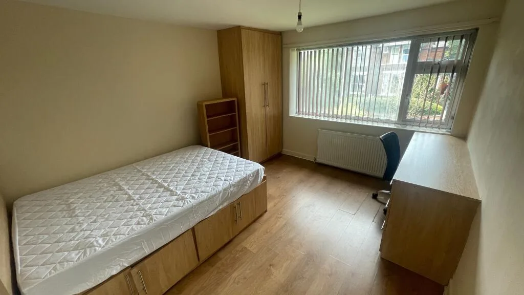 5 bedroom semi-detached house for rent