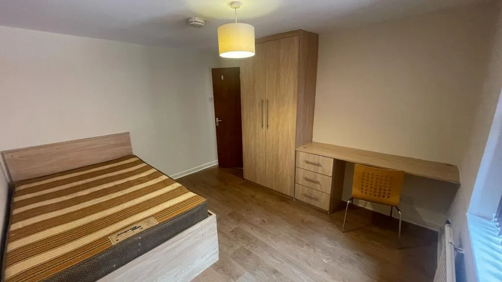 5 bedroom semi-detached house for rent