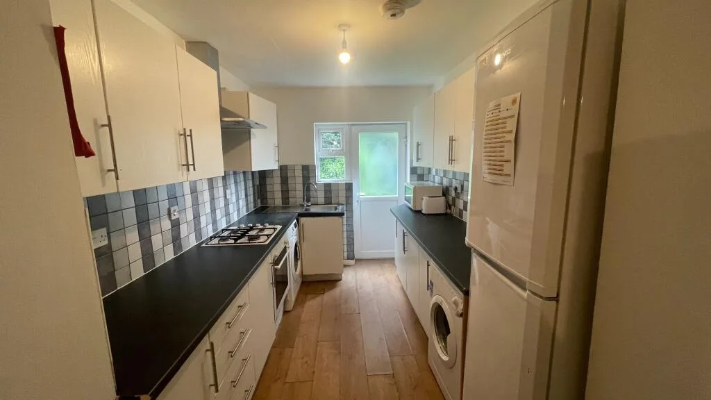 5 bedroom semi-detached house for rent