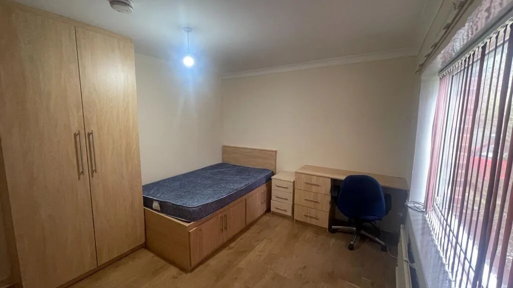 5 bedroom semi-detached house for rent