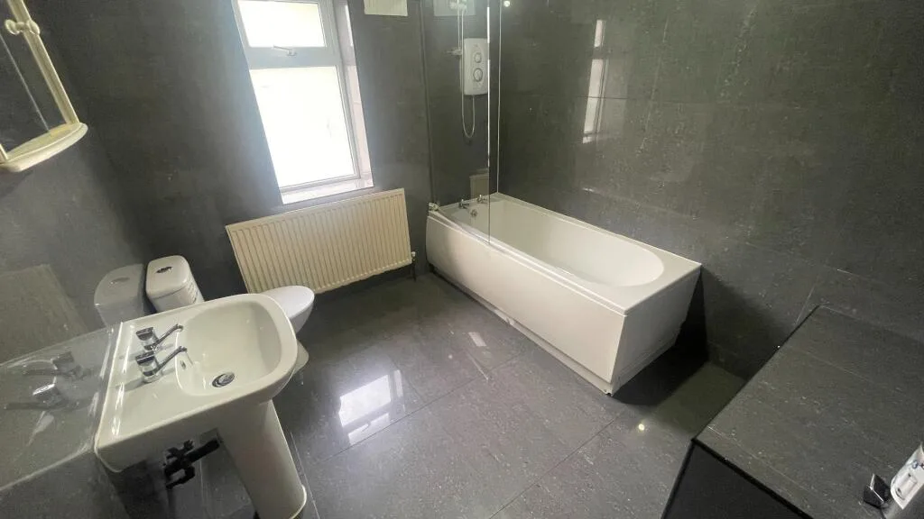 5 bedroom semi-detached house for rent