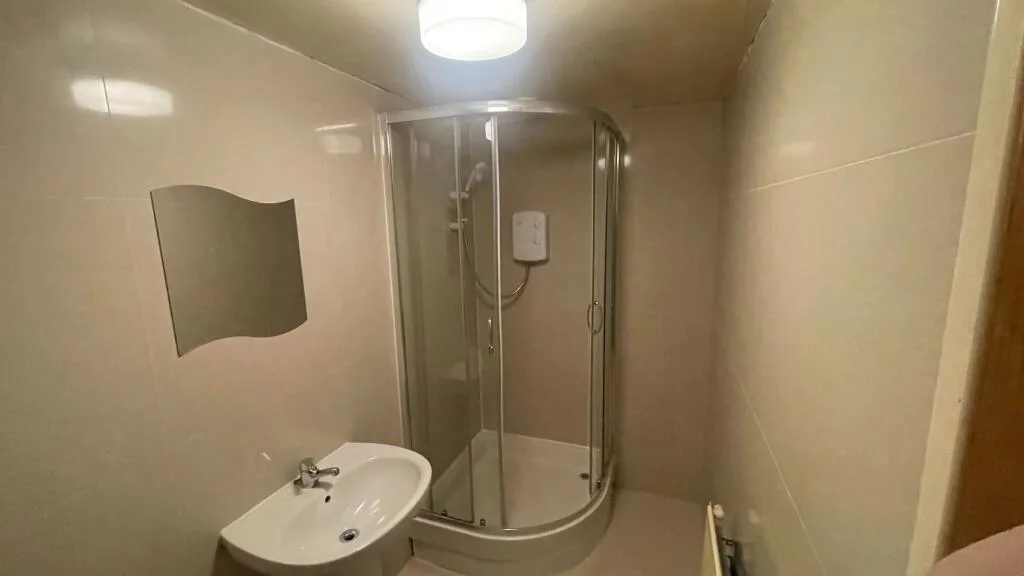 5 bedroom semi-detached house for rent