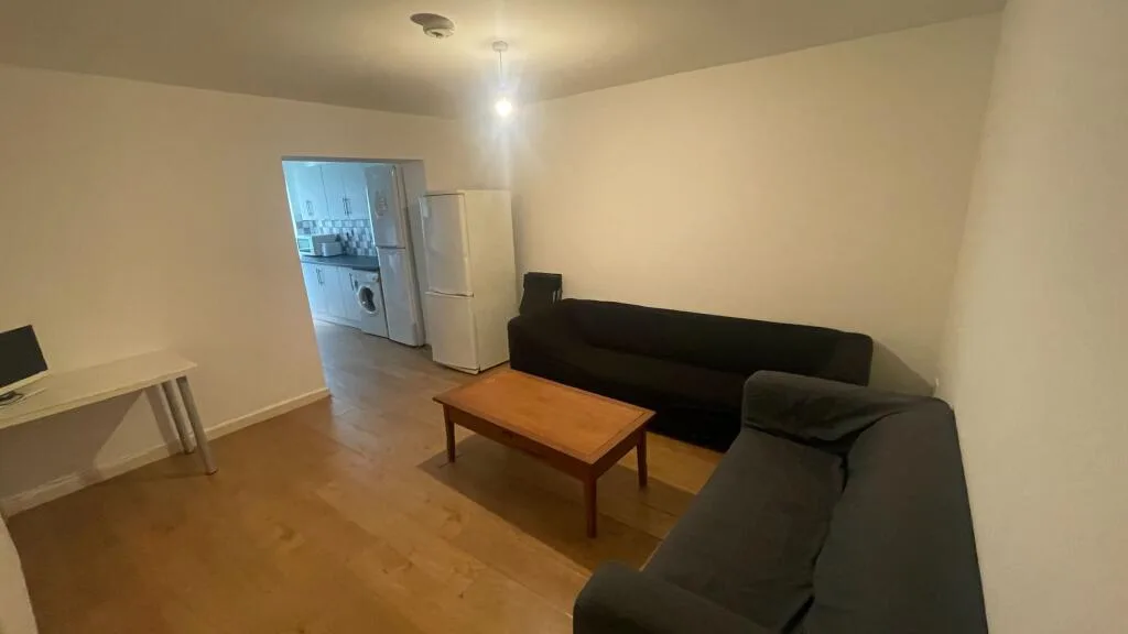 5 bedroom semi-detached house for rent