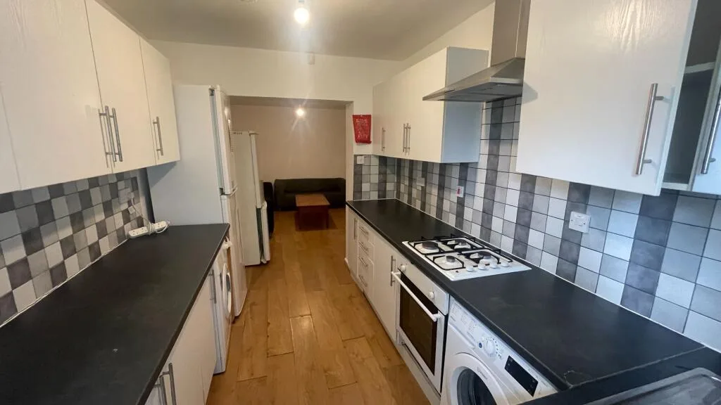 5 bedroom semi-detached house for rent