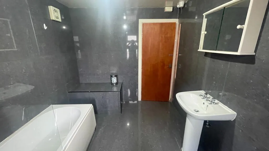 5 bedroom semi-detached house for rent