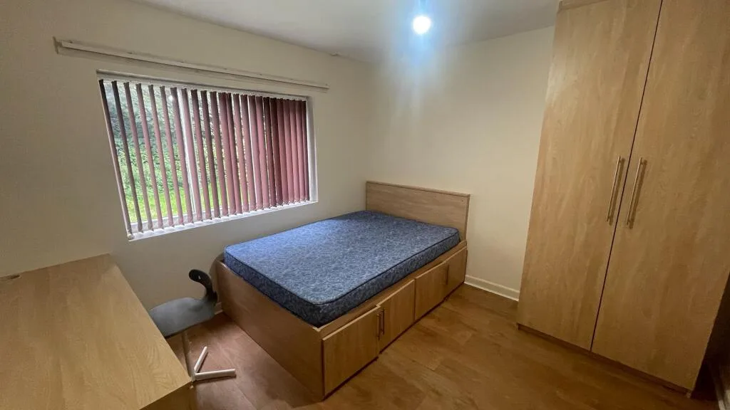 5 bedroom semi-detached house for rent