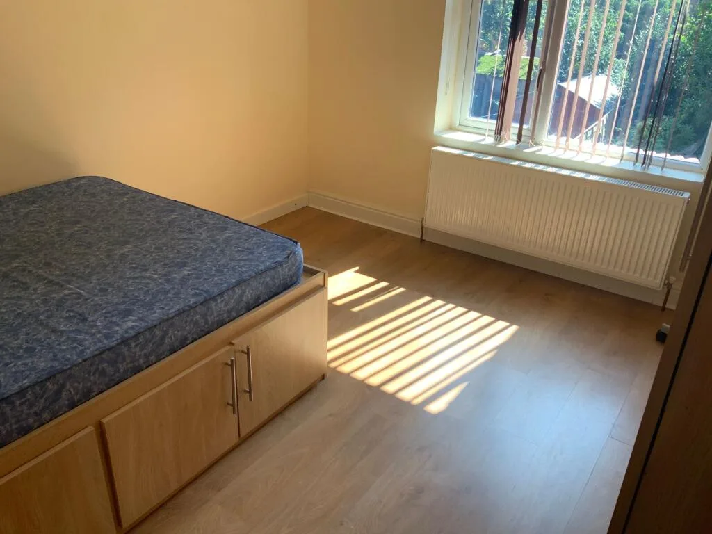 5 bedroom semi-detached house for rent