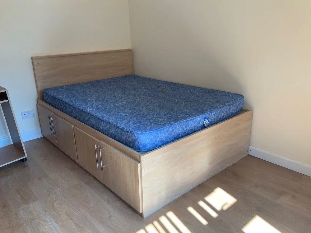 5 bedroom semi-detached house for rent