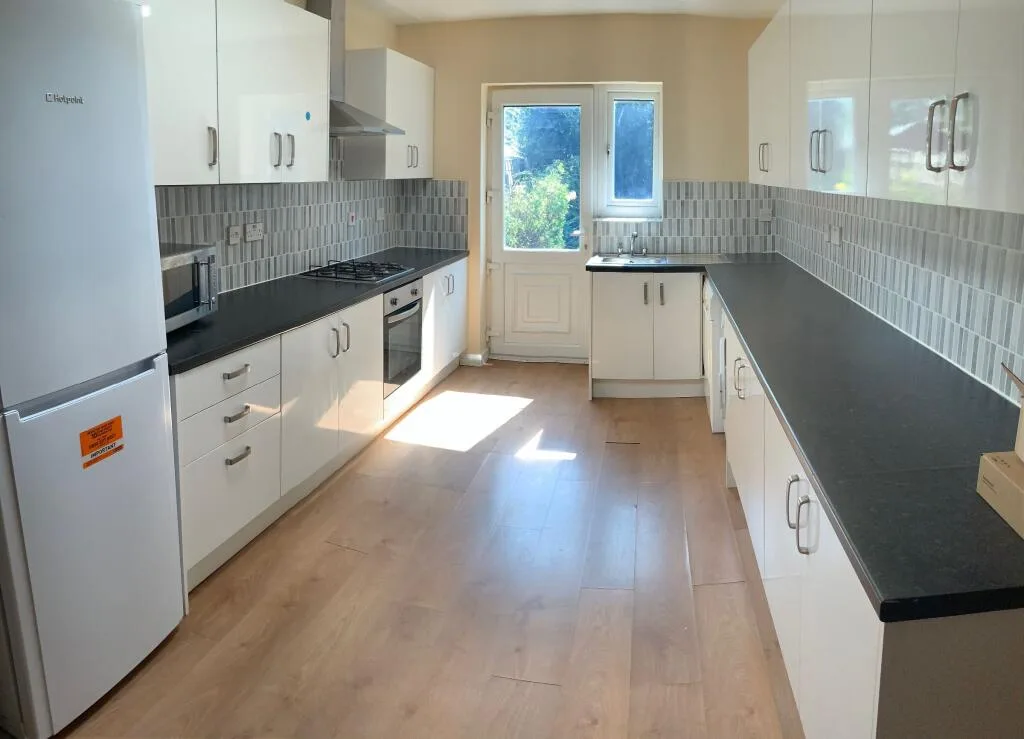 5 bedroom semi-detached house for rent