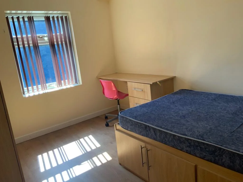 5 bedroom semi-detached house for rent