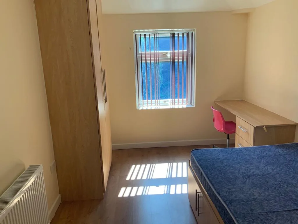 5 bedroom semi-detached house for rent