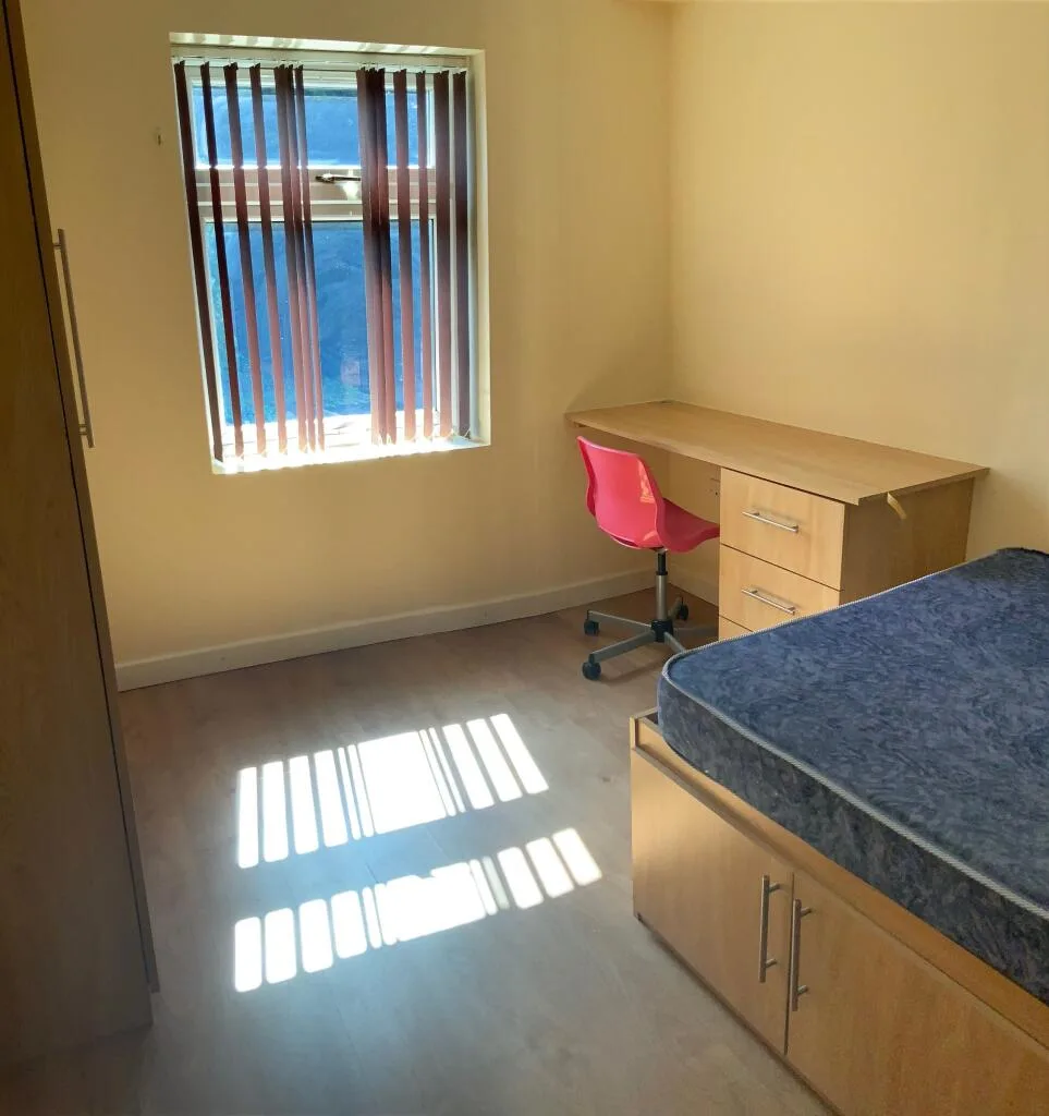 5 bedroom semi-detached house for rent