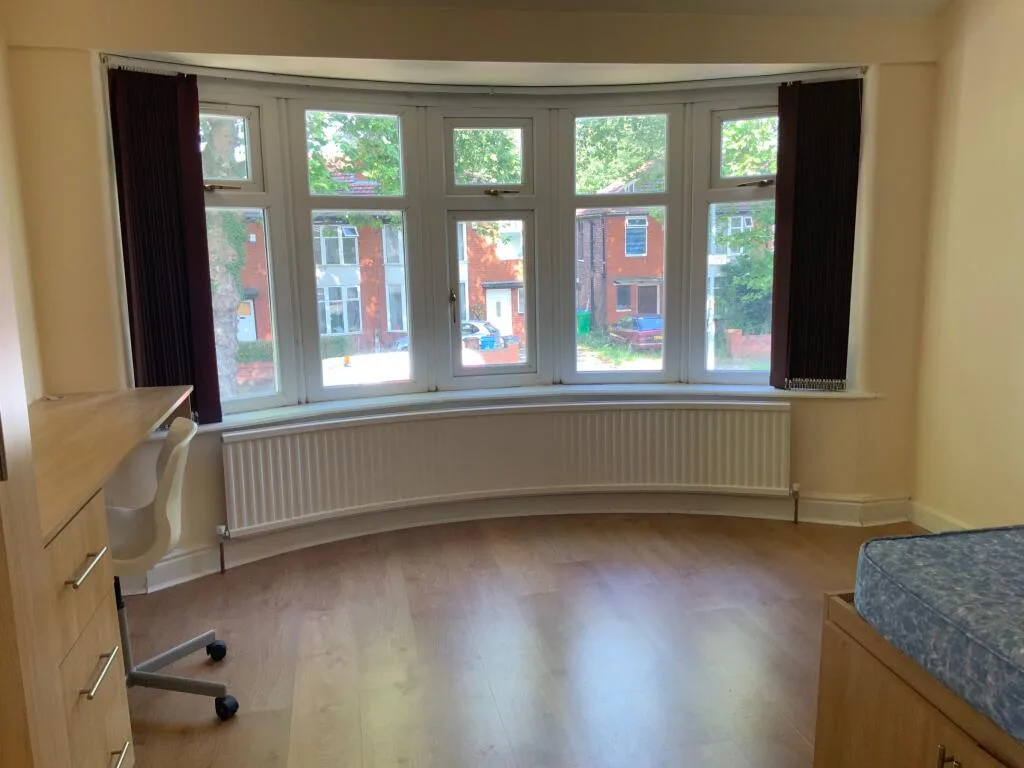 5 bedroom semi-detached house for rent