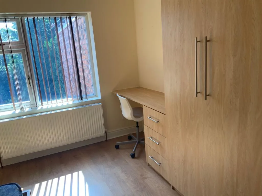 5 bedroom semi-detached house for rent