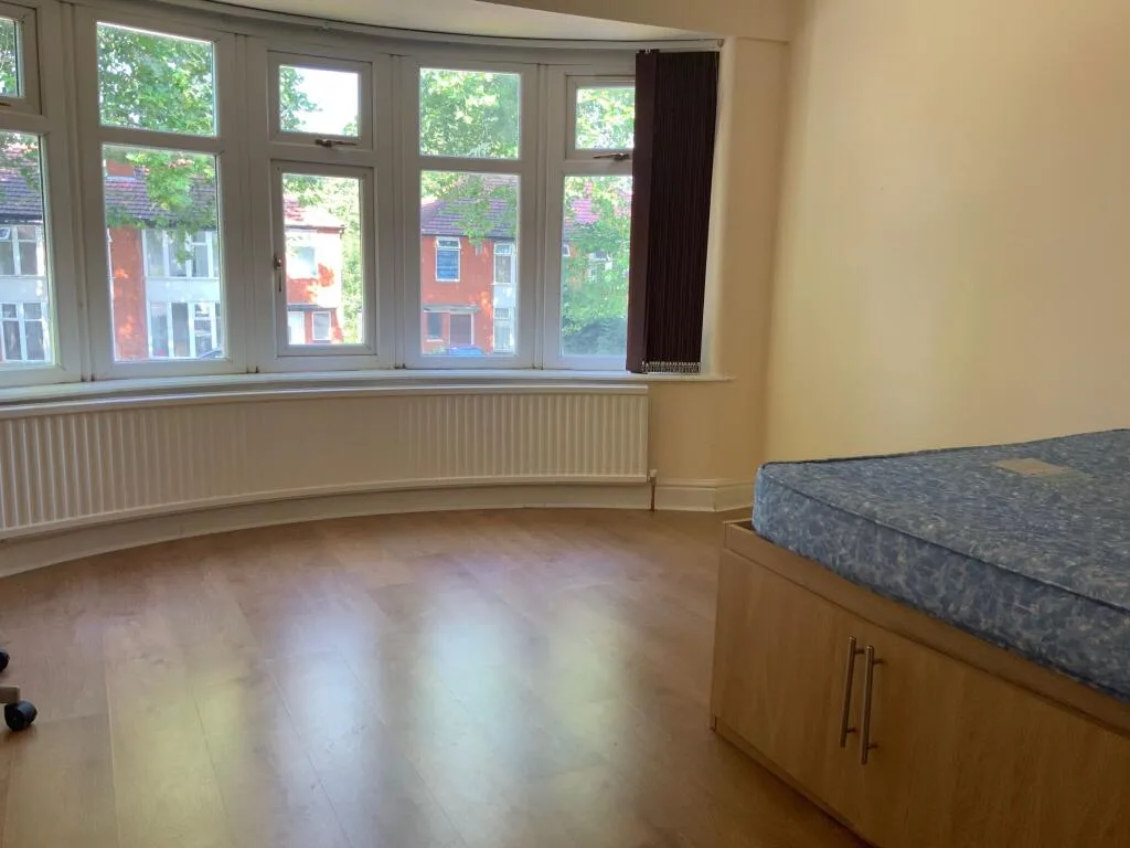 5 bedroom semi-detached house for rent