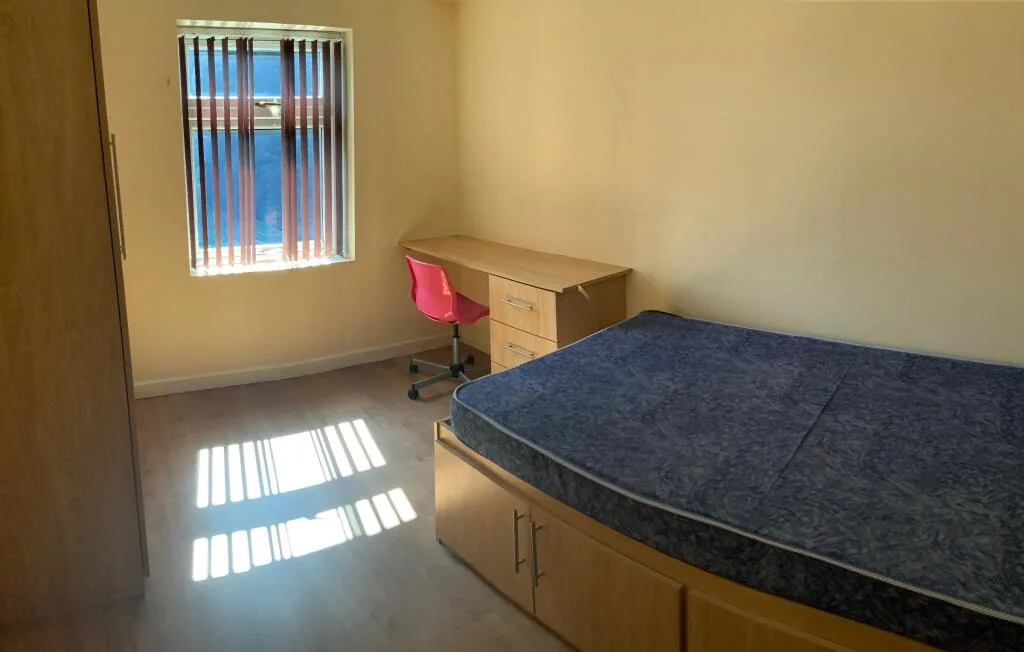 5 bedroom semi-detached house for rent