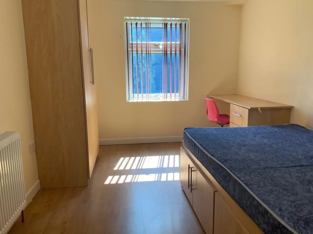 5 bedroom semi-detached house for rent