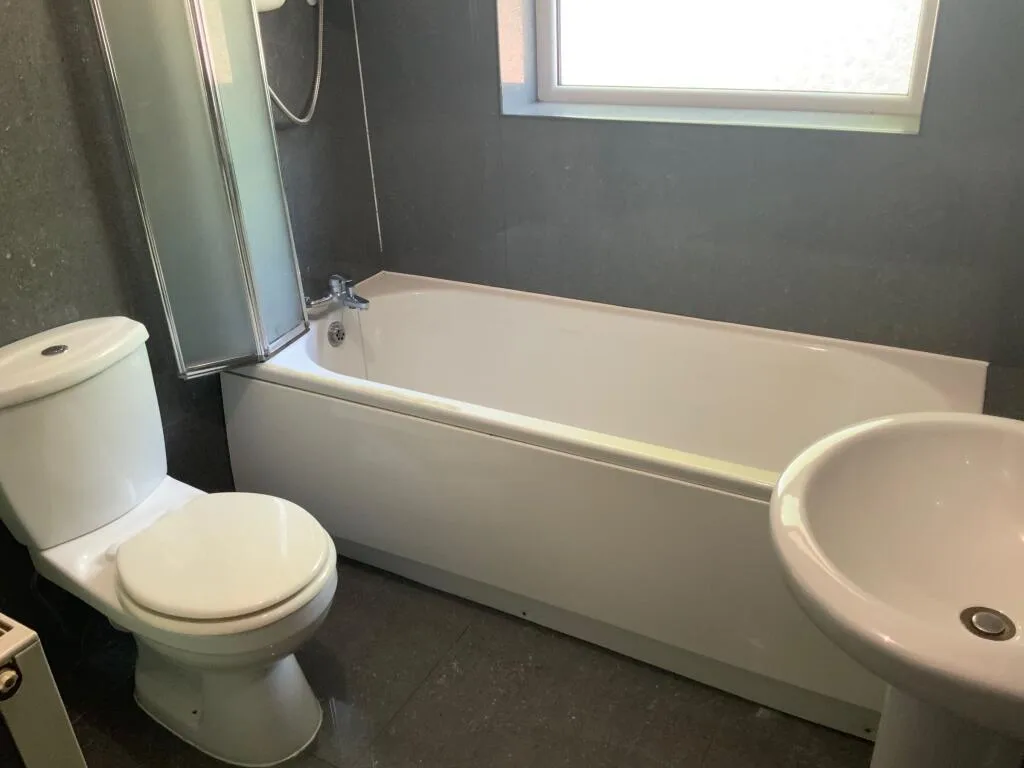 5 bedroom semi-detached house for rent