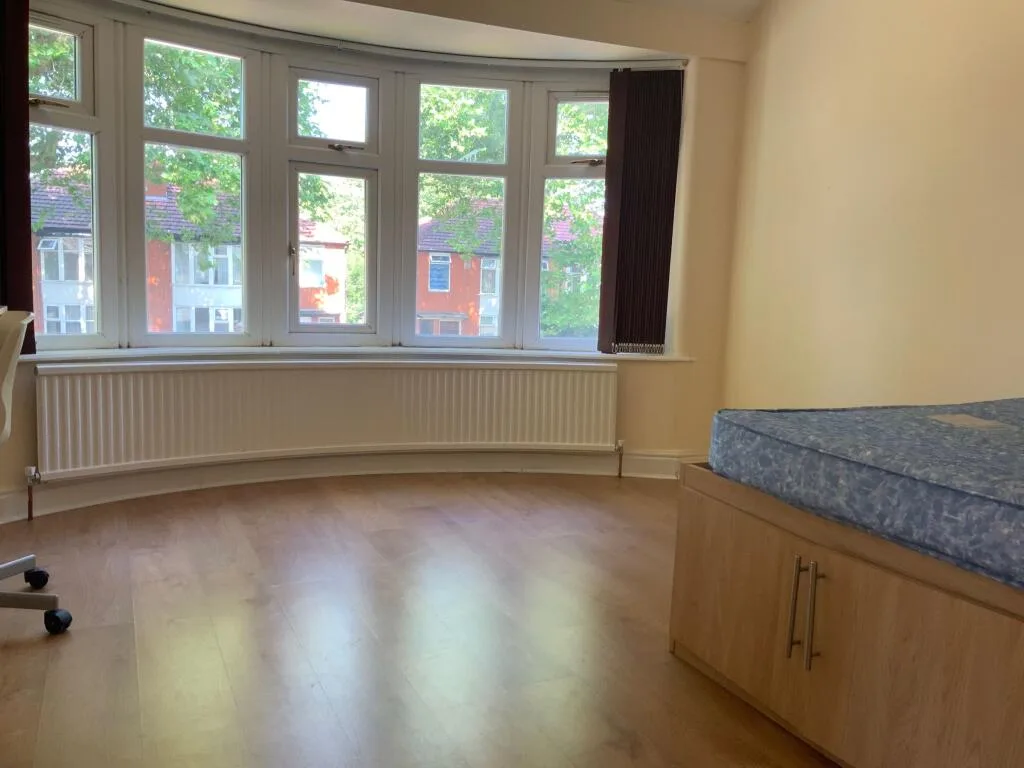 5 bedroom semi-detached house for rent