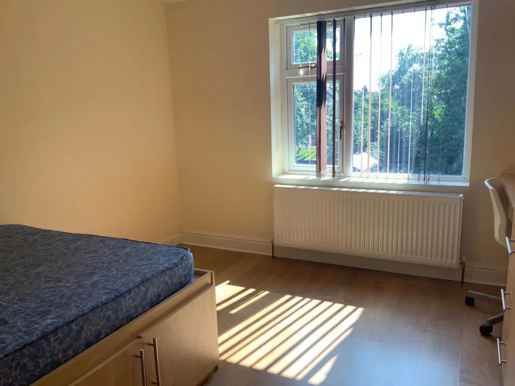5 bedroom semi-detached house for rent