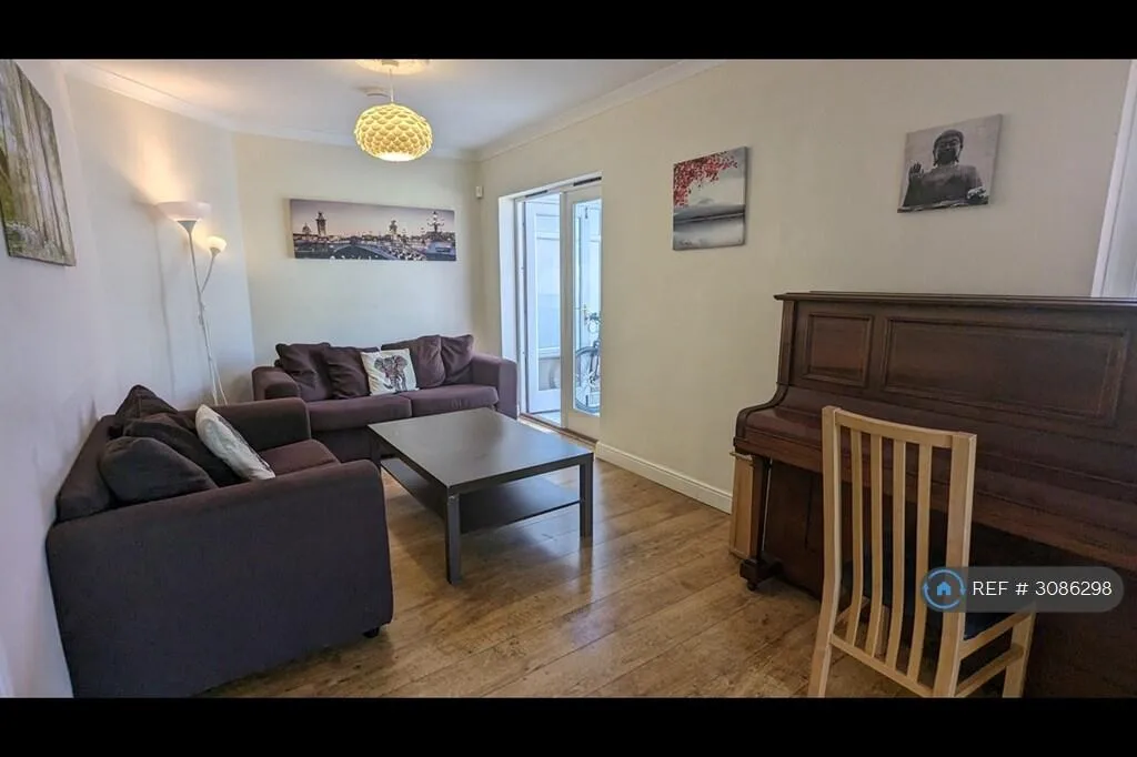 3 bedroom semi-detached house for rent