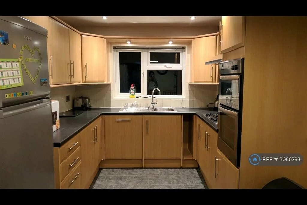 3 bedroom semi-detached house for rent