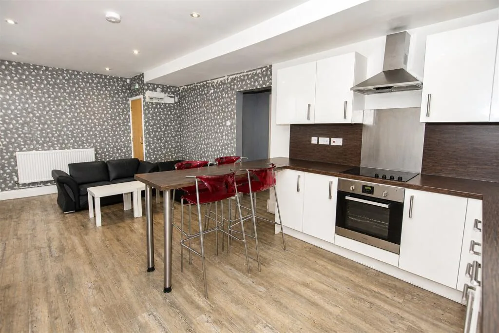 6 bedroom house for rent