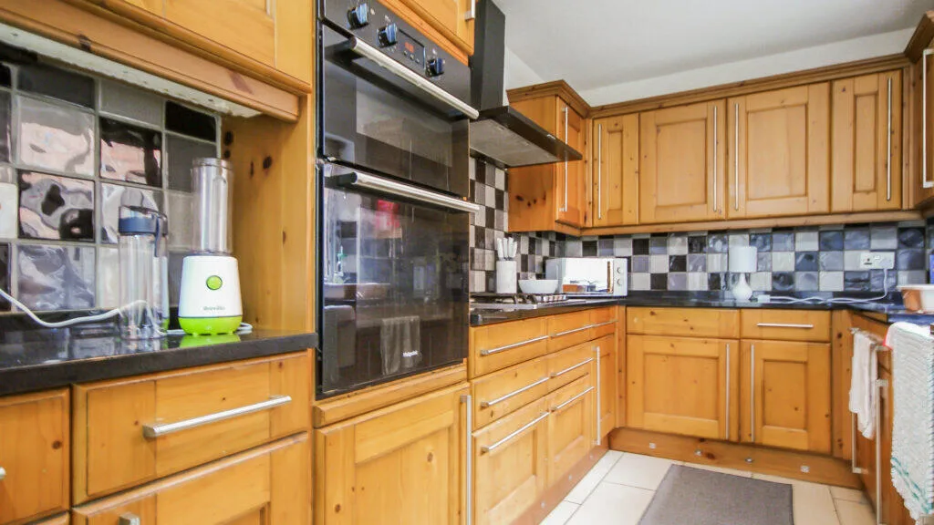 5 bedroom semi-detached house for rent