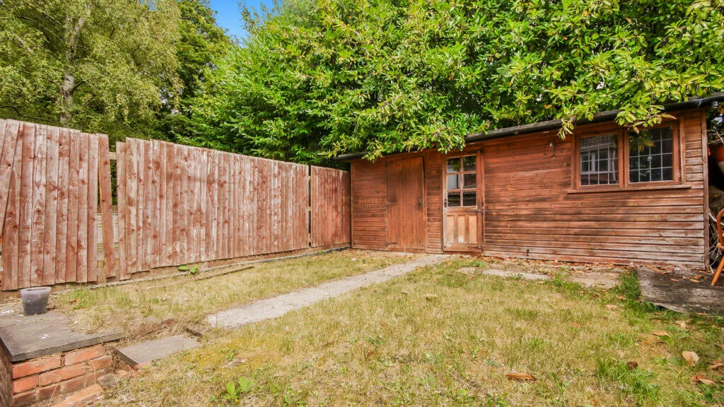 5 bedroom semi-detached house for rent