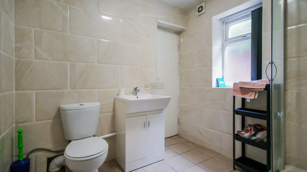 5 bedroom semi-detached house for rent