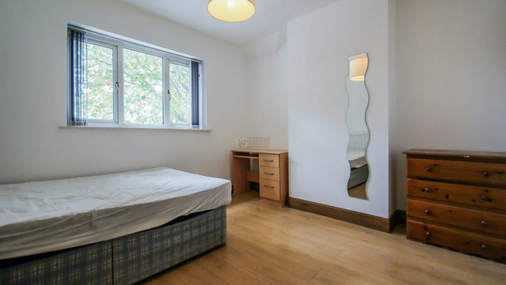 5 bedroom semi-detached house for rent