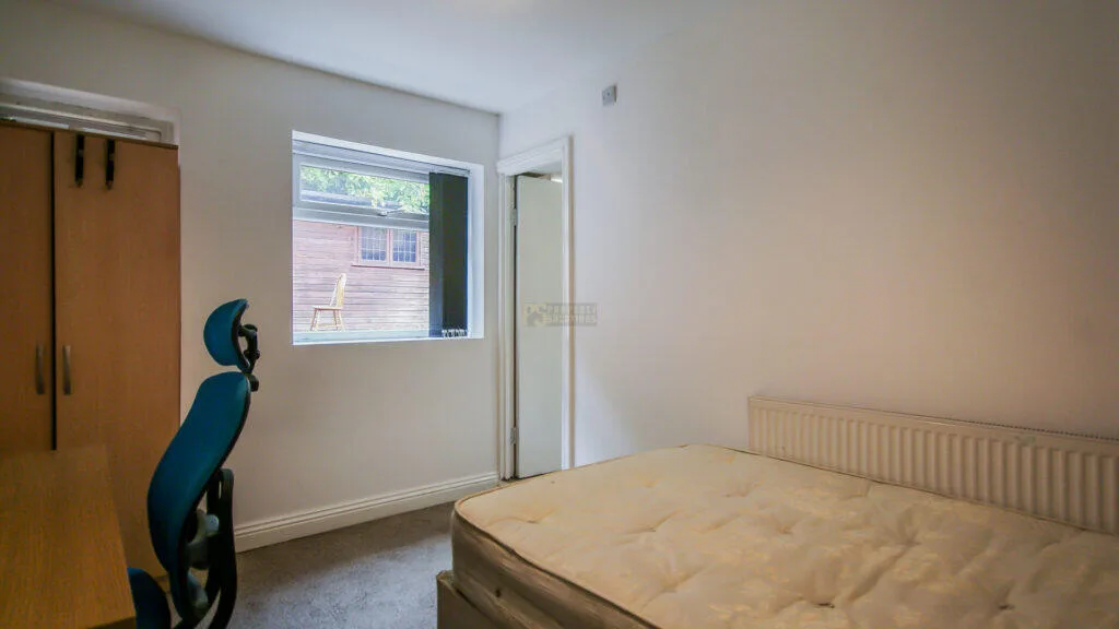 5 bedroom semi-detached house for rent