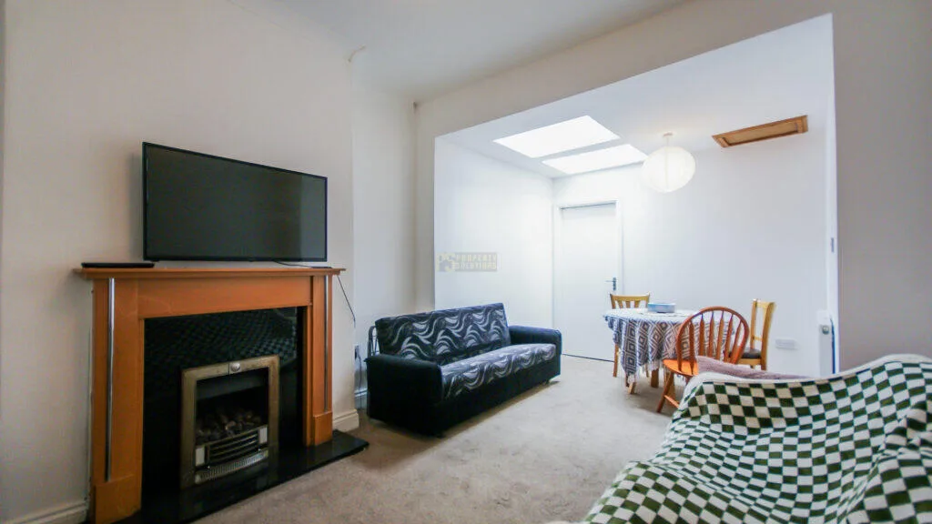5 bedroom semi-detached house for rent