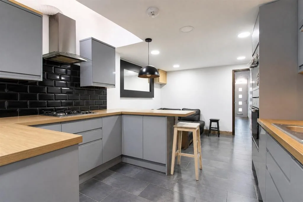 6 bedroom house for rent