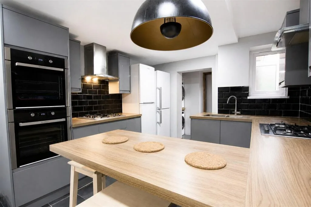 6 bedroom house for rent